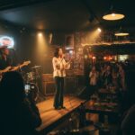 무명전설에서 노래를 부르는 김한율의 모습