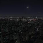 밤하늘을 배경으로 도시 건물들의 불이 꺼져 있는 모습