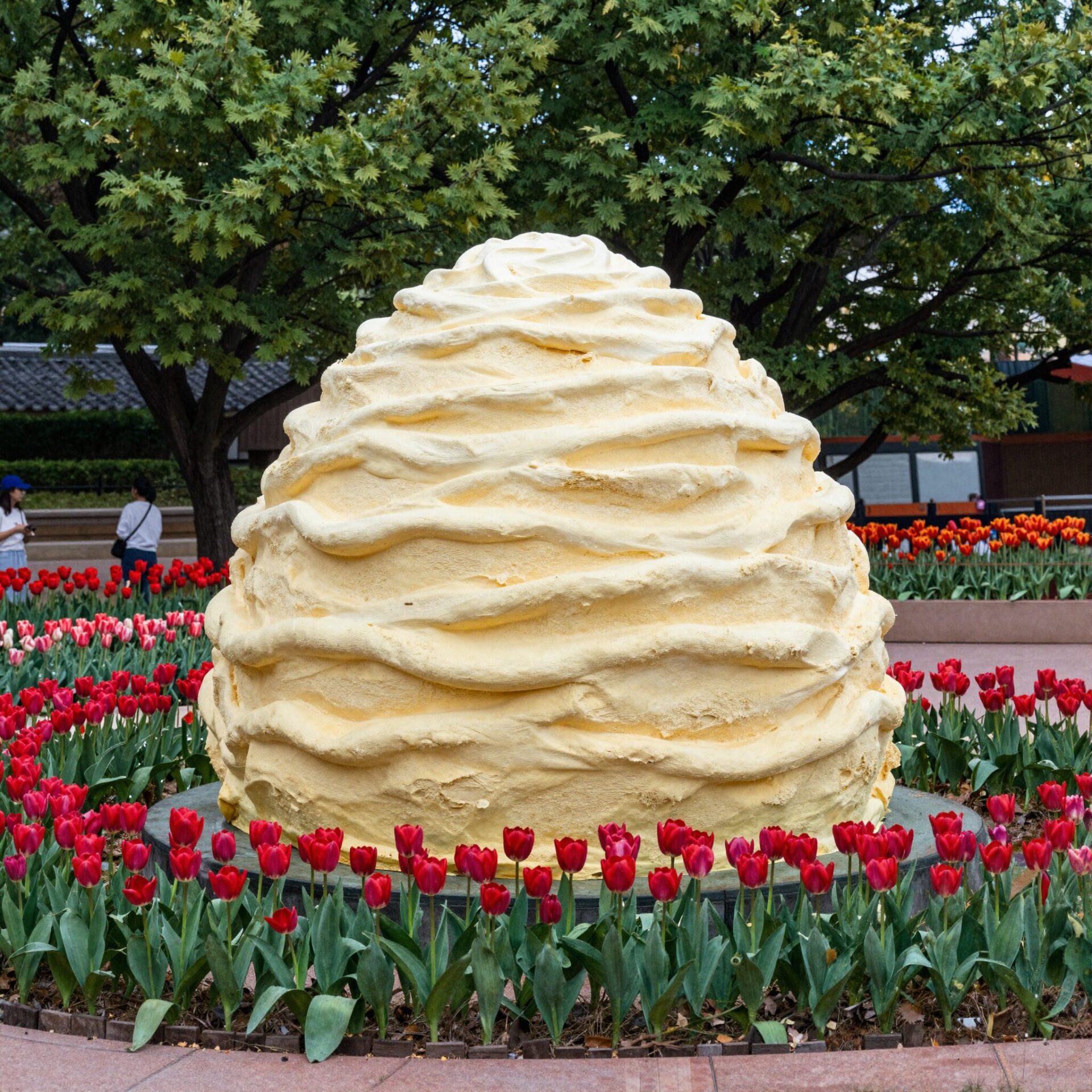 에버랜드 산리오 축제장의 시나모롤 대형 설치물과 튤립 정원