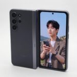 트라이폴드 판매 종료와 삼성의 다음 전략 접혀 있는 삼성 갤럭시 Z 트라이폴드와 완전히 펼쳐진 대화면 모습