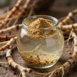 유리잔에 담긴 인삼다당체 가루와 물, 배경에 인삼 뿌리