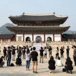 BTS 광화문 무료공연 예상 인파 26만 명 실제 현장과 전략 BTS 광화문 공연 이틀 전 광장의 웅장한 무대 설치 모습과 분주한 준비 현장