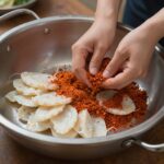 하루나 겉절이 만드는 과정 중 고춧가루를 먼저 버무리는 단계