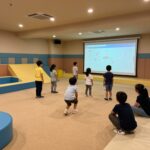 아이들이 안전하게 뛰어노는 넓은 실내 놀이터 내부