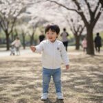 아이가 화이트 색상의 가벼운 봄 점퍼를 입고 있는 모습