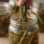 명이나물 장아찌 국물을 유리병에 붓는 과정