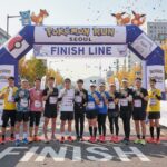 포켓몬런 마라톤 완주 지점에 서 있는 참가자들