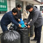 쓰레기봉투 대란 현황과 현명한 대처 방법 폐건전지를 모아 행정복지센터에서 쓰레기봉투로 교환하는 모습