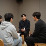 2026년 삼성꿈장학금 신청 조건과 멘토링 과정 삼성꿈장학금 멘토와 학생이 함께 앉아 대화를 나누는 모습