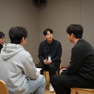 삼성꿈장학금 멘토와 학생이 함께 앉아 대화를 나누는 모습