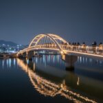 3.15해양누리공원의 서항보도교 야경. 다리의 조명과 반영된 물빛이 아름다운 밤 풍경