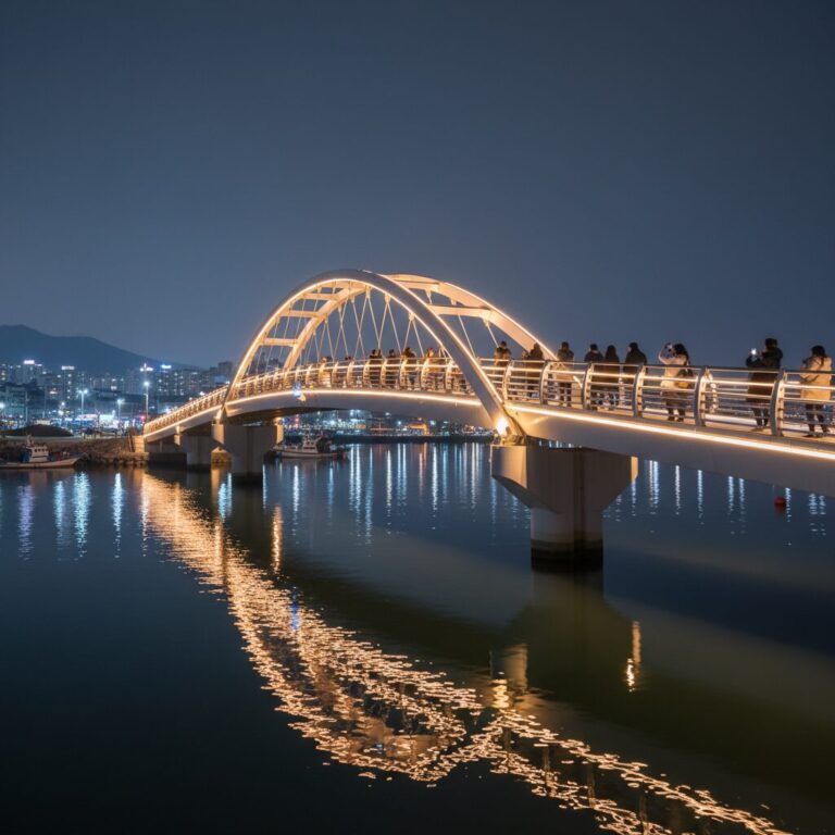 3.15해양누리공원의 서항보도교 야경. 다리의 조명과 반영된 물빛이 아름다운 밤 풍경