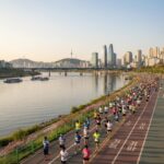서울의 도시 풍경과 한강을 배경으로 한 마라톤 코스 예시 이미지