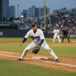 셰이 위트컴 선수가 경기 중 3루 수비를 준비하고 있는 모습