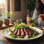 접시에 담긴 소고기와 다양한 봄나물이 어우러진 스테이크 샐러드