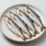 봄 제철회 도다리 보리숭어 실치회 맛보기 봄 제철 생선회 도다리 보리숭어 실치가 담긴 접시