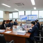 정부 회의실에서 차량 운행 제한 방안을 논의하는 모습