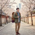 야상 자켓과 백팩을 매치한 봄 여행 코디