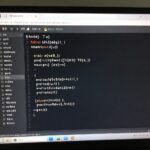비주얼 스튜디오 코드에서 파이썬 확장 프로그램이 설치된 화면과 간단한 코드 실행 예시