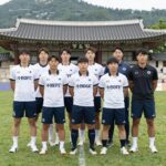 OGFC와 수원삼성 레전드 팀의 주요 선수들이 그라운드에 함께 서 있는 단체 사진