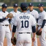 야구반티 뒷면에 등번호와 팀 이름이 마킹된 모습, 단체 사진에서 인생샷을 연출하는 모델들