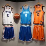 다양한 색상의 슬램덩크 농구복반티와 포카리 디자인 나시가 전시된 모습