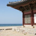 석모도 보문사의 대웅전과 서해 바다가 함께 보이는 아름다운 풍경