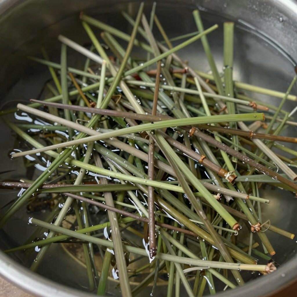 데친 머위나물을 찬물에 헹구는 모습