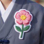 한지로 직접 만든 카네이션브로치를 옷깃에 달아준 모습으로 정성이 느껴지는 선물 이미지