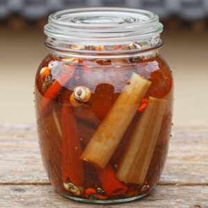 유리병에 담긴 완성된 엄나무순 장아찌
