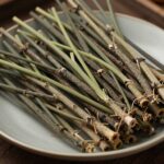 싱싱한 엄나무순 나물이 접시에 담겨 있는 모습