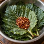 봄의 맛 홋잎나물 효능과 무침 만드는 법 데치고 물기 뺀 홋잎나물을 양념과 함께 버무리는 과정