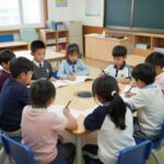 장애 아동과 비장애 아동이 함께 앉아 협력하며 수업에 참여하는 초등학교 교실 모습