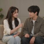 케이와 과즙세연이 라이브 방송에서 손을 잡고 앉아 있는 모습