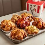 KFC 1+1 치킨나이트와 매달 11일 혜택 총정리 KFC 1+1 행사로 주문한 다양한 치킨 메뉴가 접시에 가득 담겨 있다. 핫크리스피, 갓양념 통다리 등이 보인다.