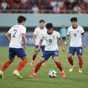한국과 오스트리아 축구 국가대표팀 평가전 경기 장면에서 선수들이 공을 다투는 모습