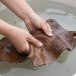 싱싱한 가죽나물을 물에 담가 깨끗이 세척하는 모습