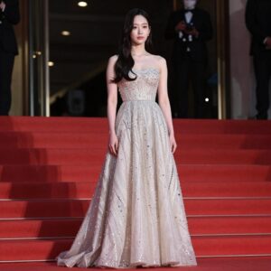 이주연이 세련된 드레스를 입고 레드카펫에 서 있는 모습