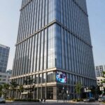 LEED 플래티넘 인증을 받은 현대적 고층 건물 외관