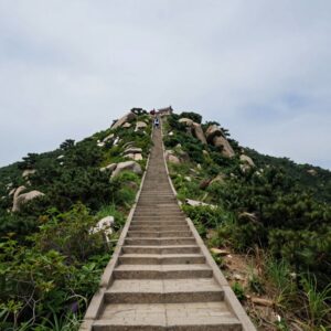 가파른 계단이 이어지는 화순 만연산 등산로와 산중턱에서 바라본 전망