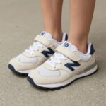 뉴발란스 키즈 프리들X 아이보리 컬러 실물 사진, 발등 벨크로와 메쉬 소재가 보임