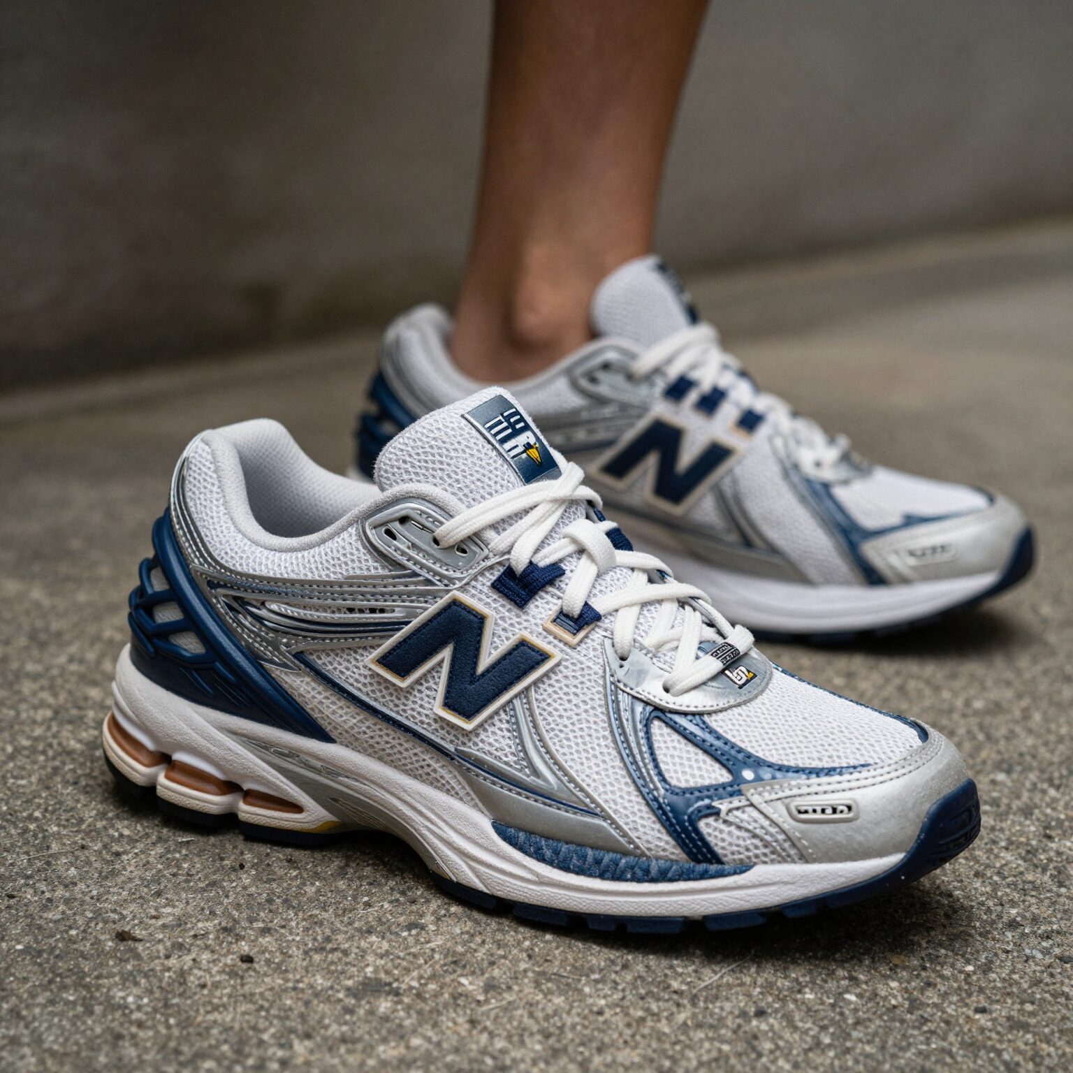 뉴발란스 1906R 하버그레이에 밀키블루와 아이보리 레터링끈을 결합한 모습. 회색 운동화에 포인트가 되는 컬러의 끈이 세련된 느낌을 준다.