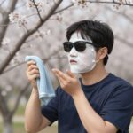 봄철 꽃가루 알레르기 관리법을 설명하는 이미지, 마스크와 선글라스를 착용한 사람과 집안 청소 아이콘