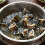 완성된 생멸치조림이 담긴 냄비, 탱글탱글한 멸치와 시래기가 보글보글 끓고 있다