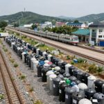 준공공재 예시로 쓰레기 처리 시설과 지방 철도 역을 보여주는 이미지