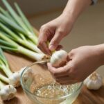 신선한 봄 제철 마늘쫑을 손질하고 씻는 모습