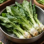 쑥버무리 재료를 찜기에 포슬포슬하게 담는 모습