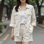 린넨자켓 반바지 세트를 착용한 여성의 모습. 자연스러운 핏과 시원한 느낌을 강조