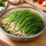 달래장아찌 만드는 법과 손질법 깨끗이 씻어 물기를 뺀 달래가 채반에 담겨 있는 모습