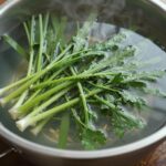 미나리를 데치기 위해 끓는 물에 넣는 과정